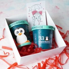 подарочная коробка белая с красной стружкой внутри с мороженым 33 пингвина в ведерках по 330 грамм 2 штуки, поздравительная открытка